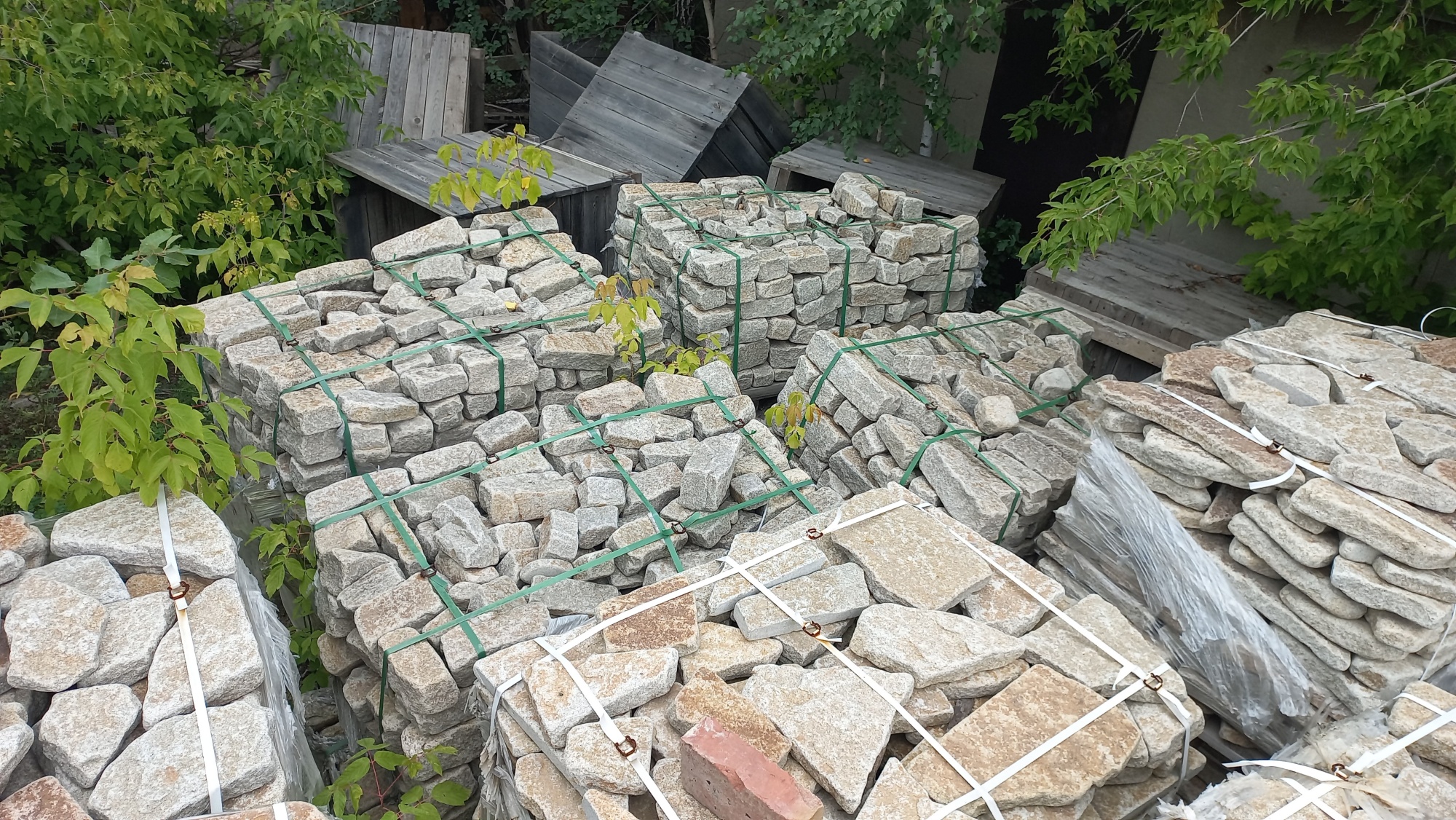 Плитняк галтованный гранитный для ландшафтного дизайна купить в Советском