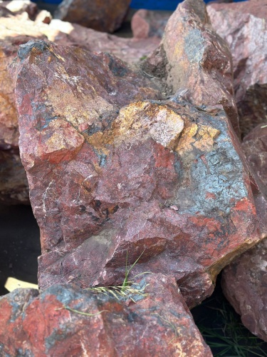 Камни для ландшафтного дизайна красно-фиолетовые 10-60 килограмм купить в Советском