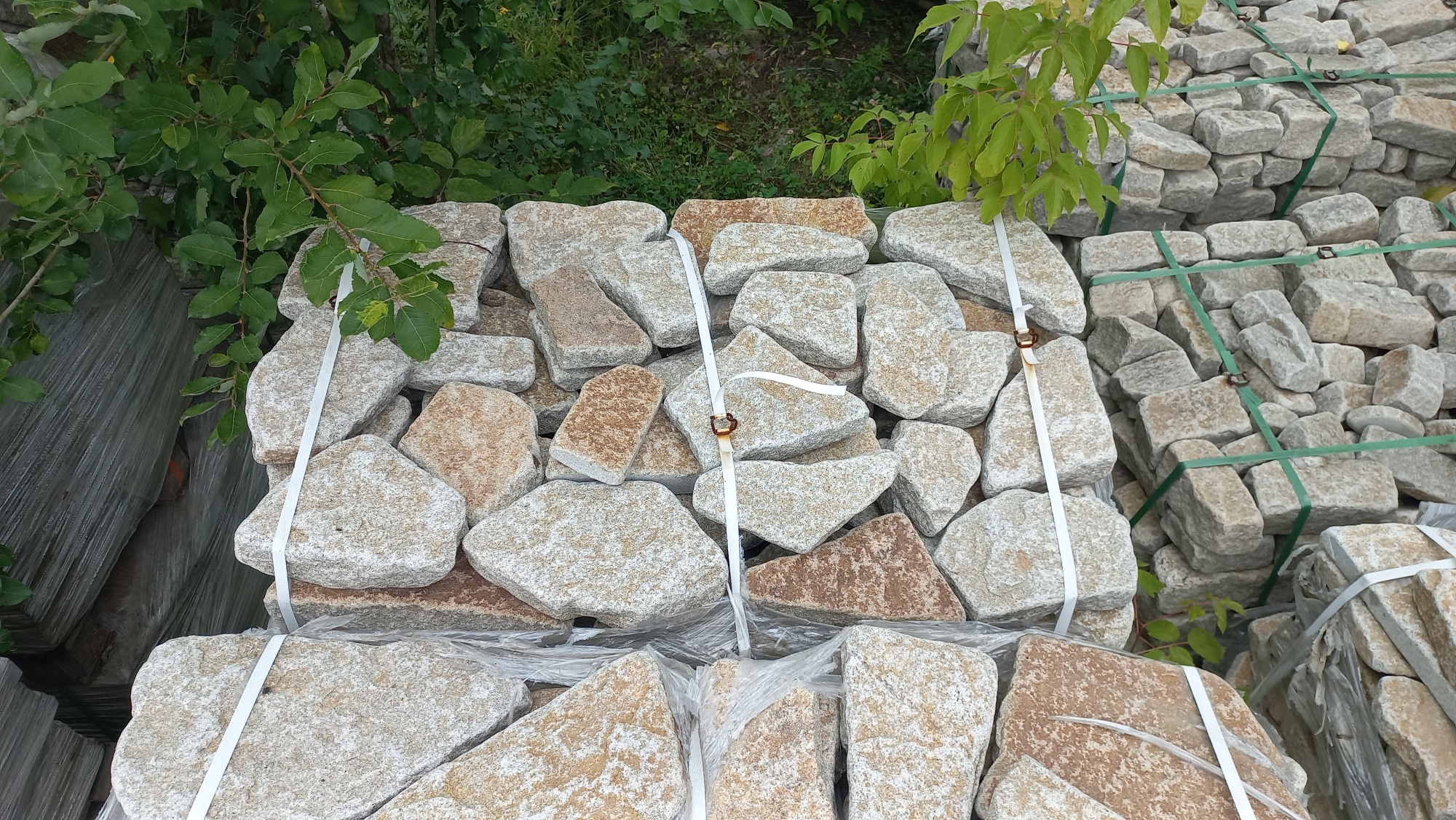 Гранитный плитняк галтованный для мощения купить в Советском