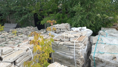 Плитняк галтованный гранитный для ландшафтного дизайна купить в Советском