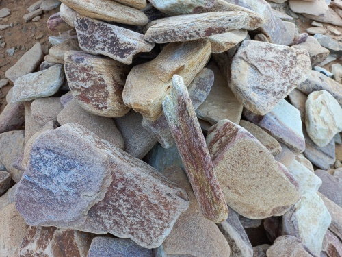 Златолит жёлтый, жёлто-зелёный глыбки и валуны для ланшафтного дизайна купить в Советском