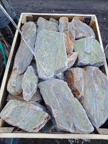 Златолит жёлтый, жёлто-зелёный глыбки и валуны для ланшафтного дизайна купить в Советском