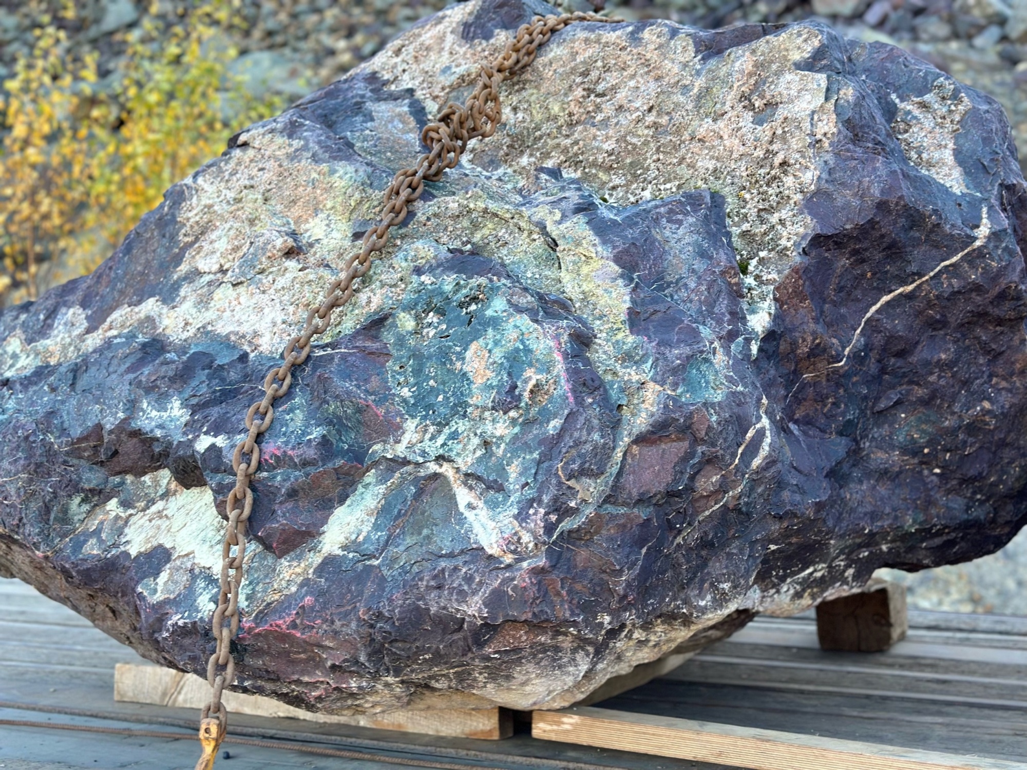 Огромные красно-фиолетовые валуны для ландшафтного дизайна весом более 5 тонн купить в Советском