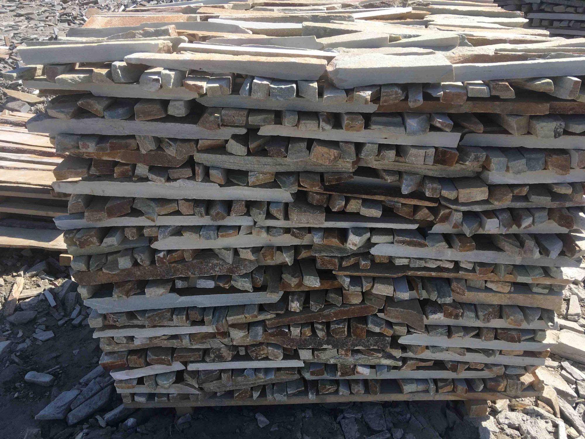 Горбушка златолит золотистый для облицовки купить в Советском