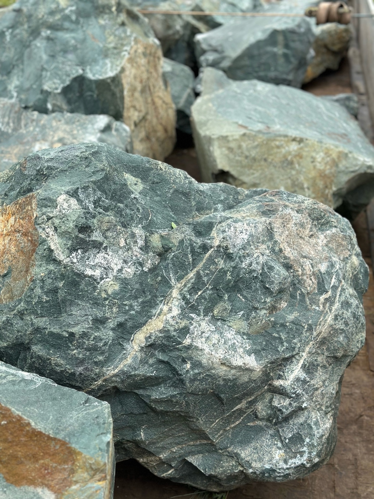 Камни для ландшафтного дизайна зелёные 10-60 килограмм купить в Советском