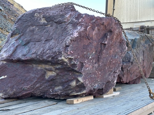 Огромные красно-фиолетовые валуны для ландшафтного дизайна весом более 5 тонн купить в Советском
