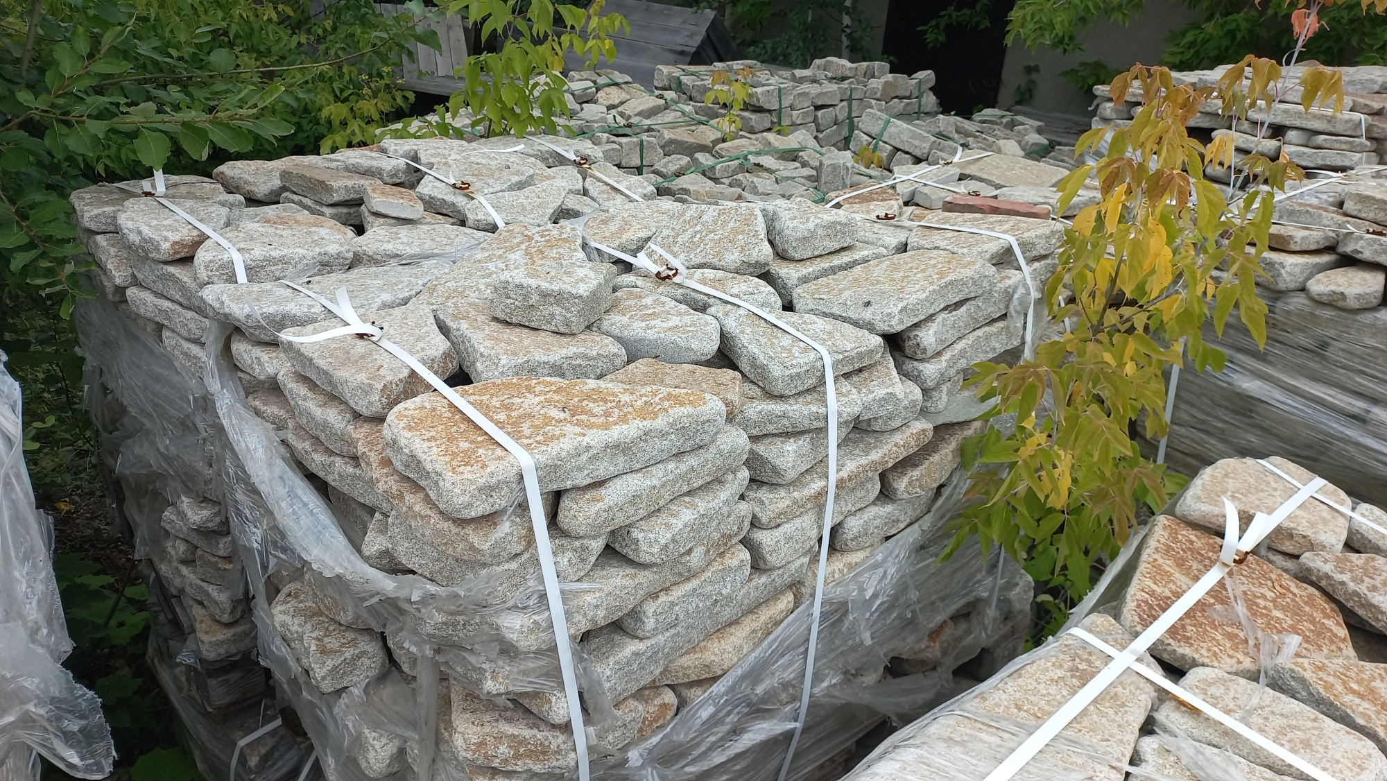 Гранитный плитняк галтованный для мощения купить в Советском