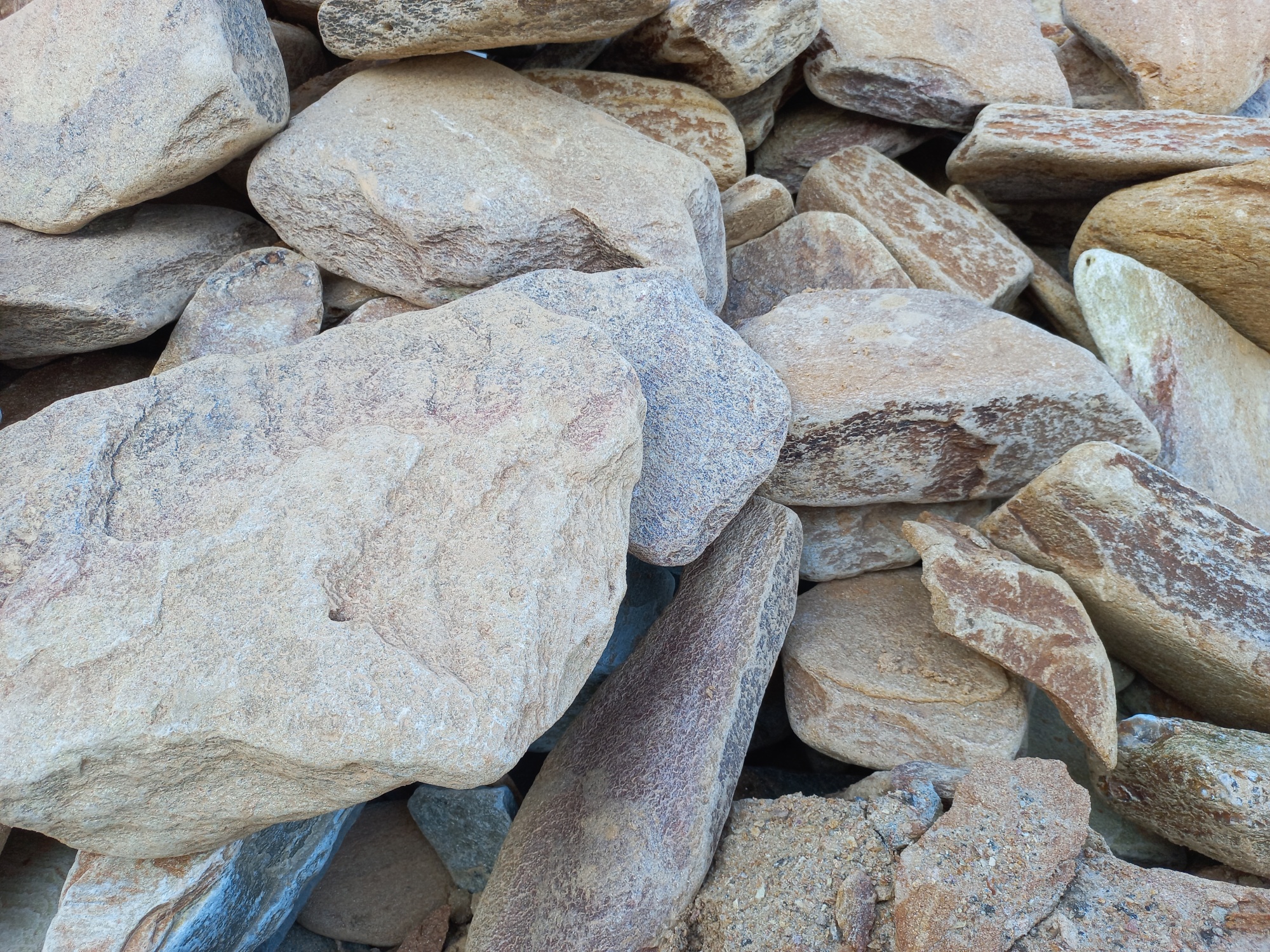 Златолит жёлтый, жёлто-зелёный глыбки и валуны для ланшафтного дизайна купить в Советском