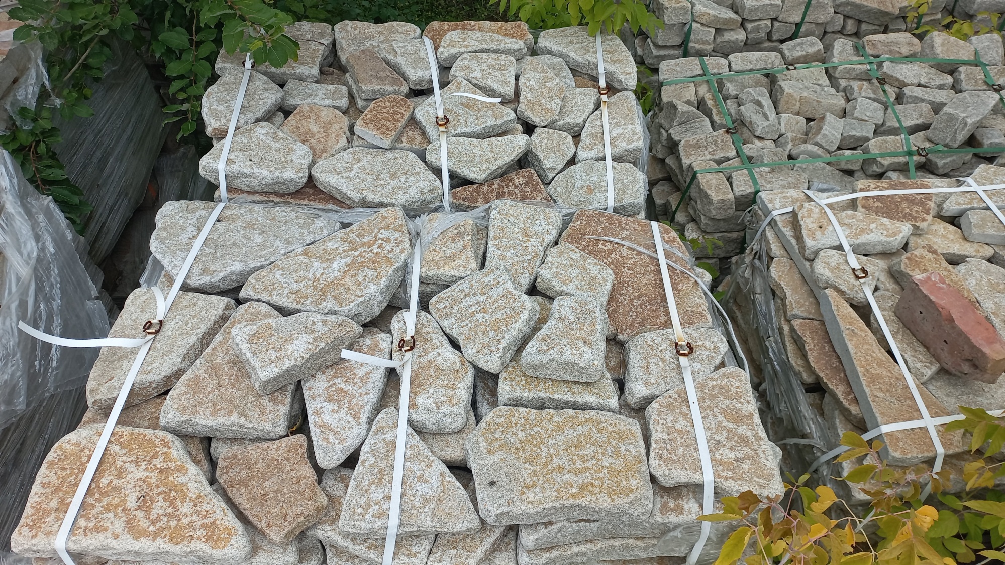 Гранитный плитняк галтованный для мощения купить в Советском