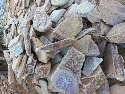 Златолит жёлтый, жёлто-зелёный глыбки и валуны для ланшафтного дизайна купить в Советском