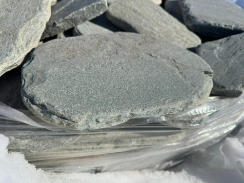 Плитняк златолит зелёный галтованный для мощения на бетон купить в Советском